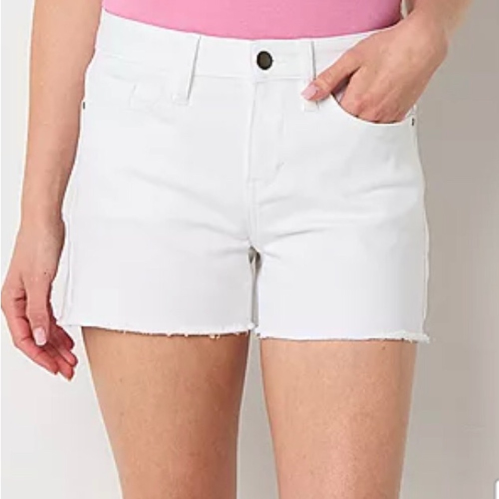 NEW a.n.a Womens Mid Rise 3 1/2" Denim Short